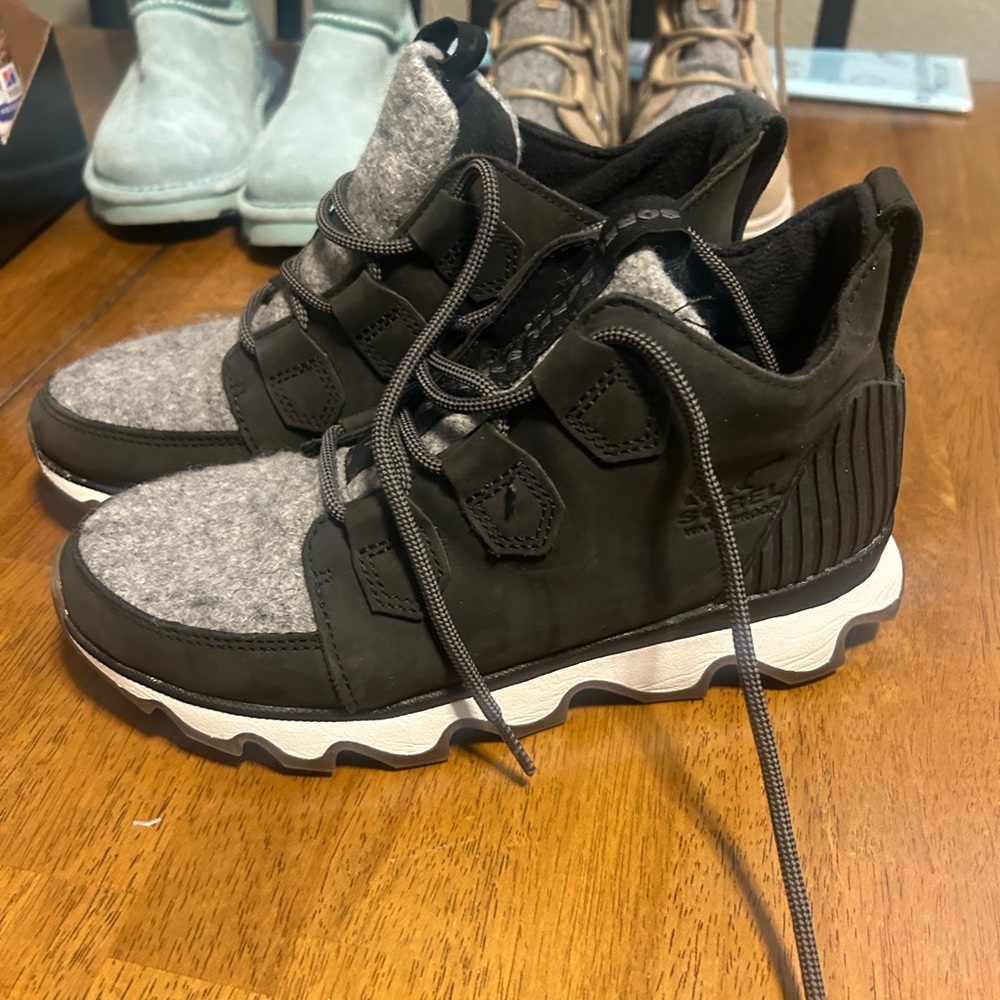 Sorel Women's Black and Gray kinetic boots